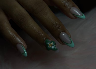 Elegant mintgroene nagelkunst bij Femelle Beauté, Kralendijk, Bonaire, BQ.