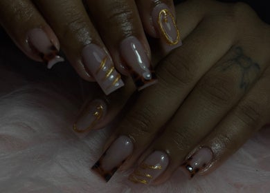 Stijlvolle kunstnagels met gouden details bij Femelle Beauté, Kralendijk, Bonaire, BQ.