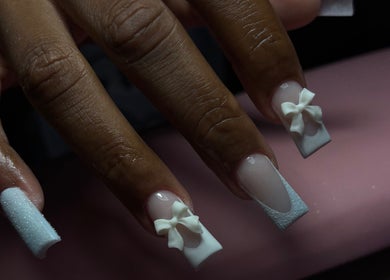 Stijlvolle nagelkunst bij Femelle Beauté in Kralendijk, Bonaire, BQ, met witte decoraties.