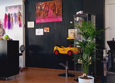Interior acogedor de Perruqueria Sant Jordi en Vilanova I La Geltrú, Cataluña, ES con decoración vibrante.