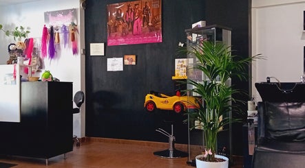 Interior acogedor de Perruqueria Sant Jordi en Vilanova I La Geltrú, Cataluña, ES con decoración vibrante.