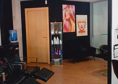 Interior moderno de Perruqueria Sant Jordi en Vilanova I La Geltrú, Cataluña, ES. Decoración elegante y acogedora.