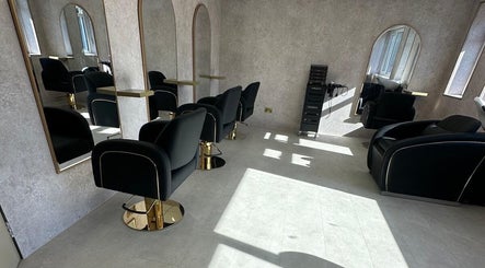 Soléa Salon-Caitlin