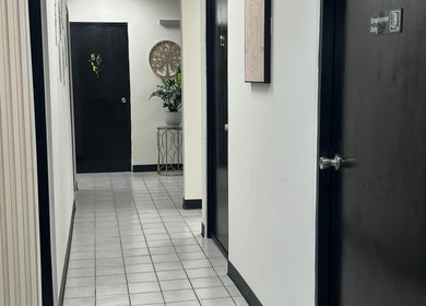 Elegant hallway at Advance Esthetic in San Lorenzo, featuring modern decor and a tranquil ambiance.