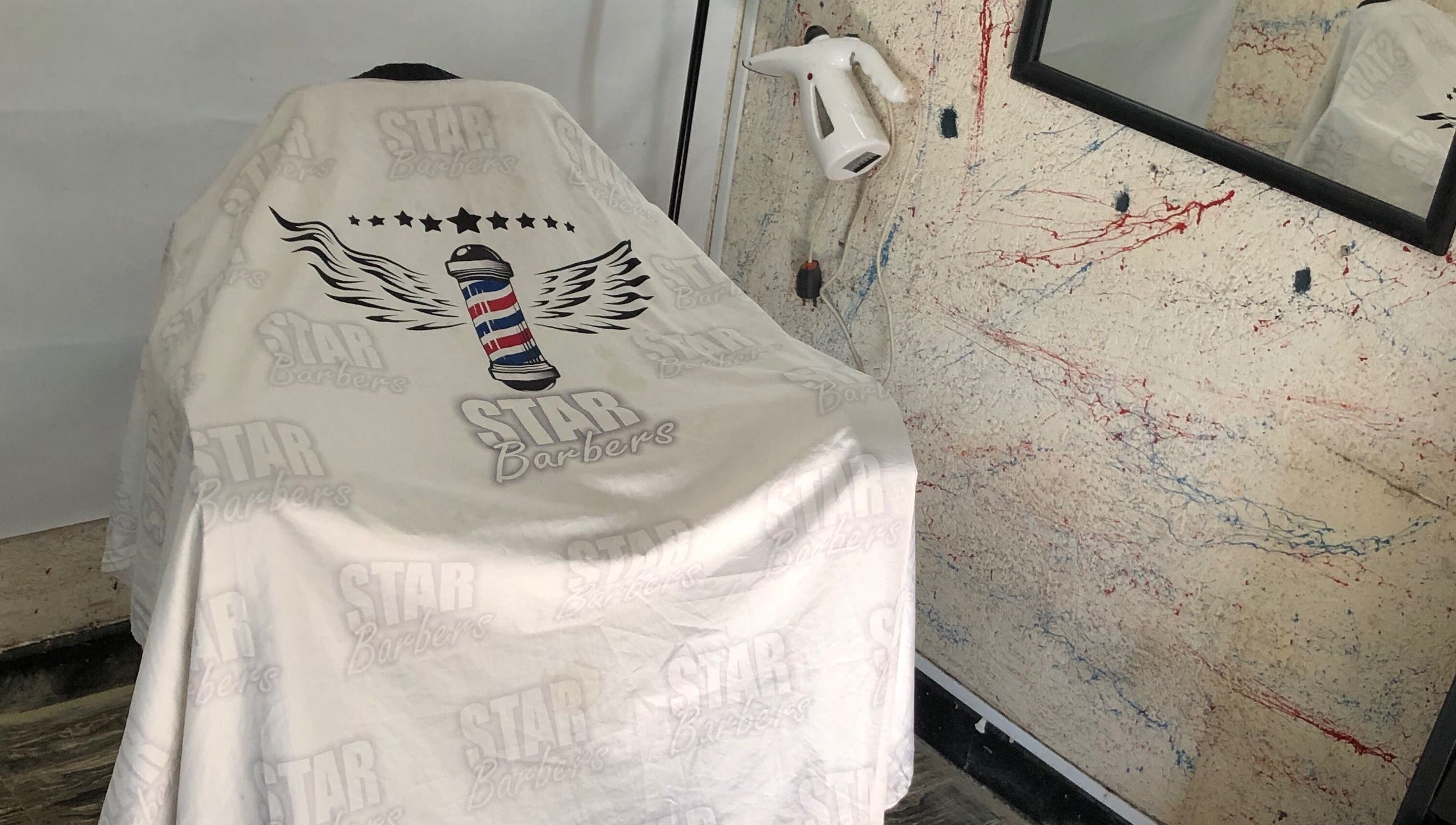 Interior de ⭐️💈Star Barbers⭐️💈 en Rosario, Santa Fe, AR, mostrando una silla con cubierta personalizada.