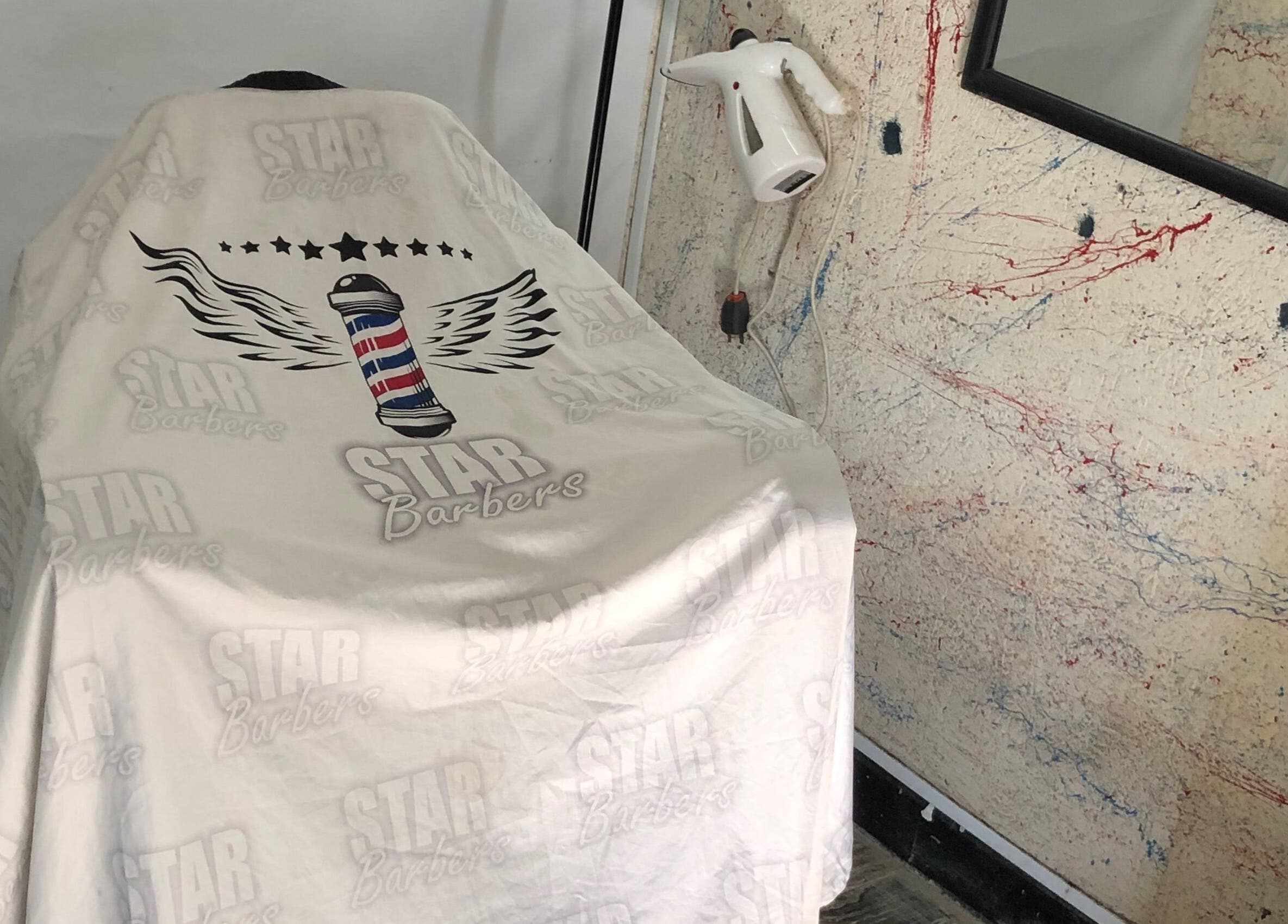 Interior de ⭐️💈Star Barbers⭐️💈 en Rosario, Santa Fe, AR, mostrando una silla con cubierta personalizada.