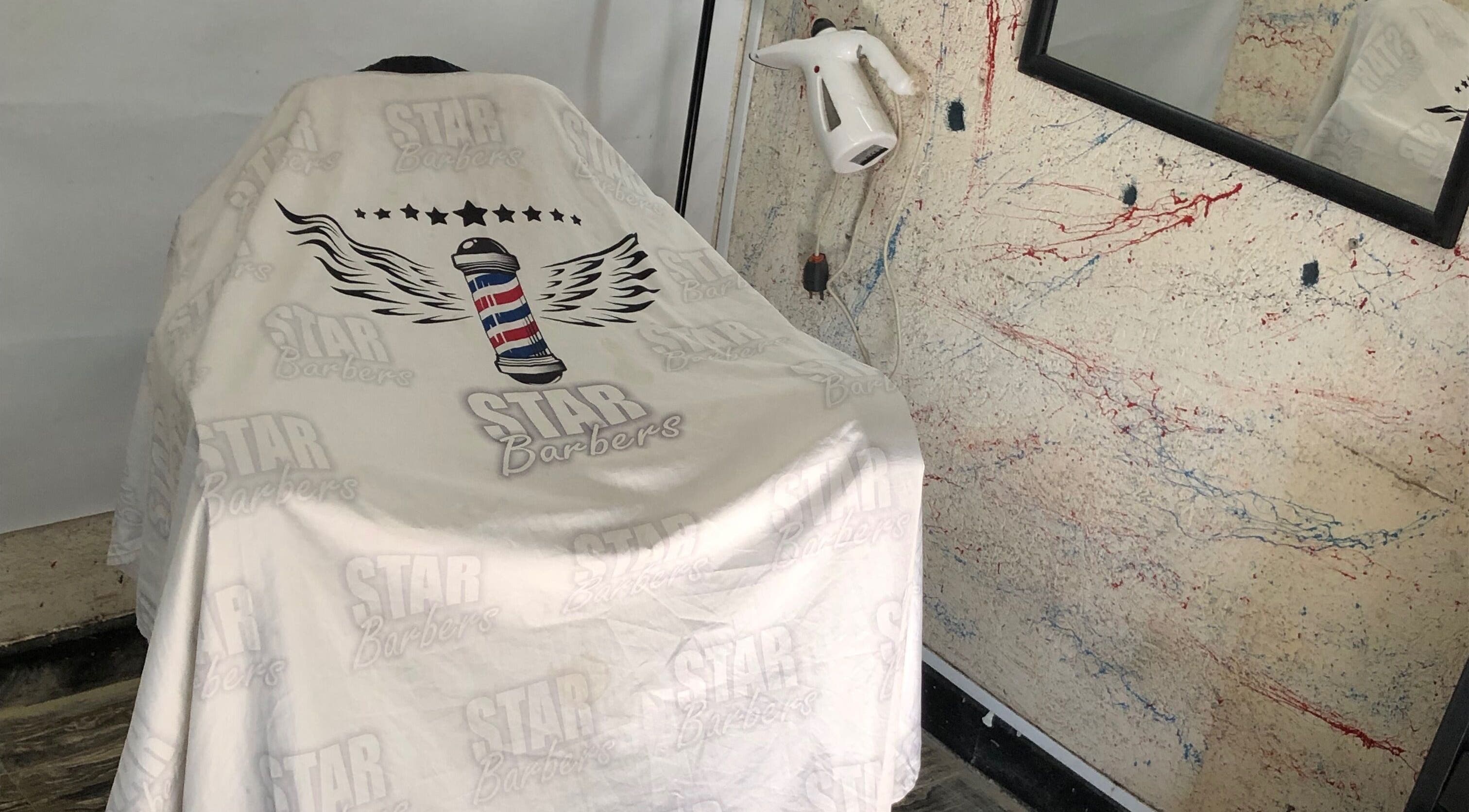 Interior de ⭐️💈Star Barbers⭐️💈 en Rosario, Santa Fe, AR, mostrando una silla con cubierta personalizada.