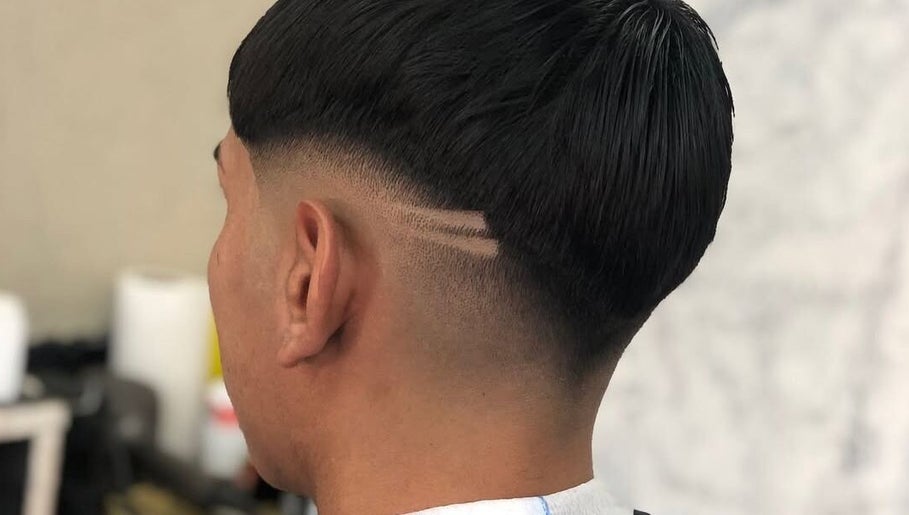 Corte de pelo moderno en Star barbers “2”, Rosario, Santa Fe, AR. Detalles precisos y estilo contemporáneo.