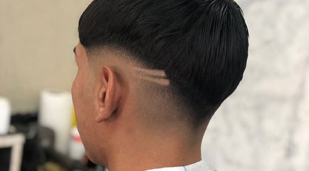 Corte de pelo moderno en Star barbers “2”, Rosario, Santa Fe, AR. Detalles precisos y estilo contemporáneo.
