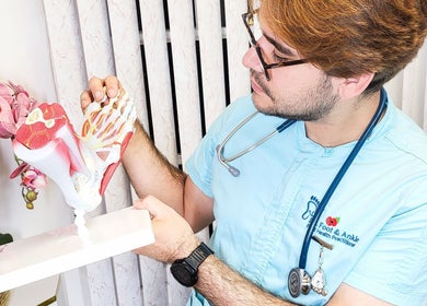 Profissional examinando modelo de pé em Dr. Foot & Ankle, Londres, Inglaterra, GB.
