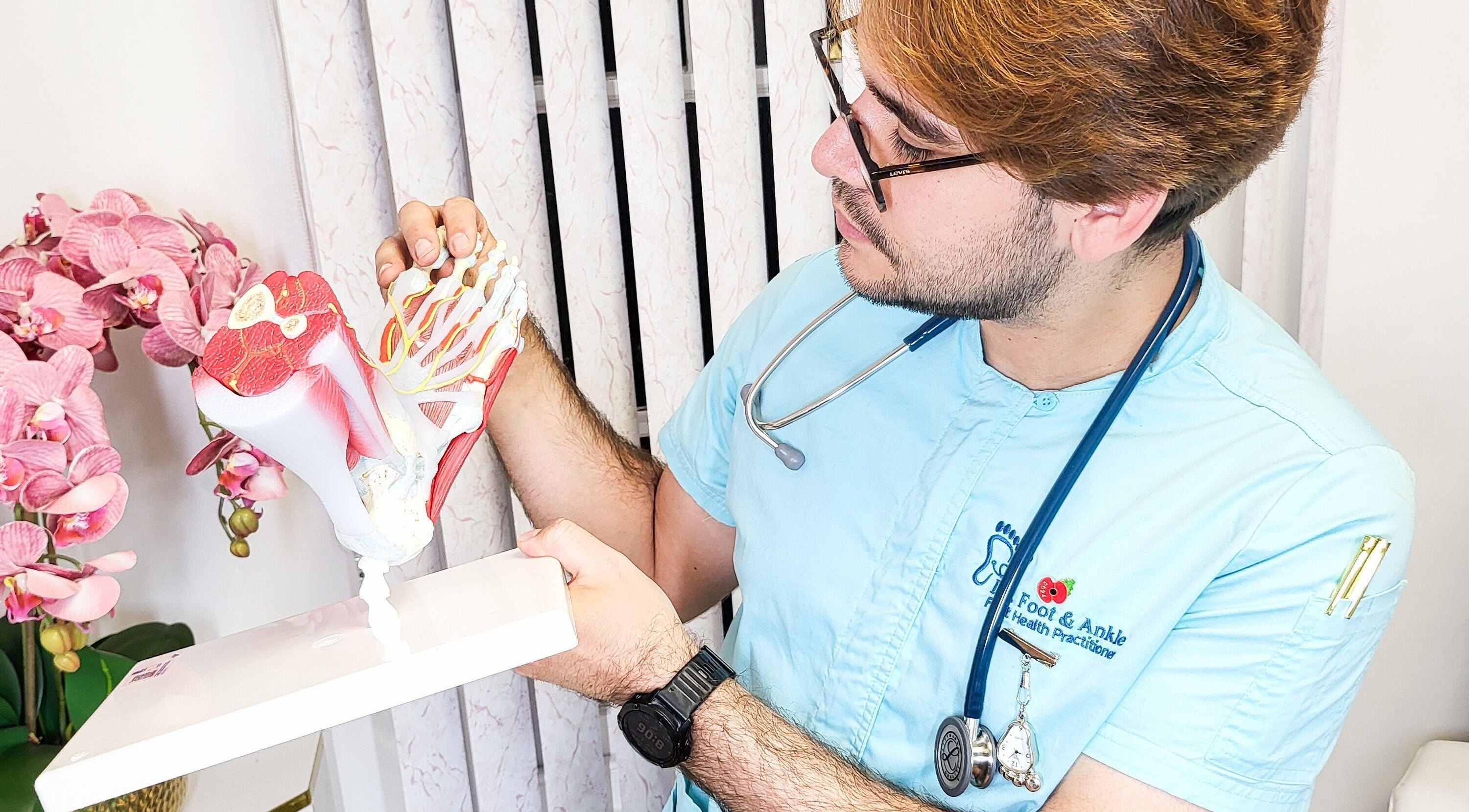 Profissional examinando modelo de pé em Dr. Foot & Ankle, Londres, Inglaterra, GB.