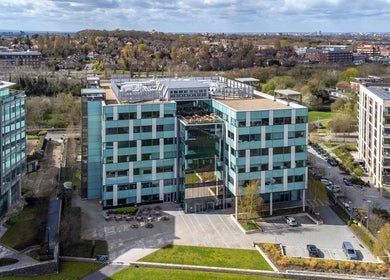 Vista aérea do prédio moderno do Dr. Foot & Ankle em Londres, Inglaterra, GB, cercado por verde.