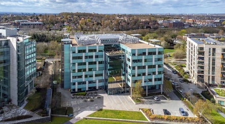 Vista aérea do prédio moderno do Dr. Foot & Ankle em Londres, Inglaterra, GB, cercado por verde.