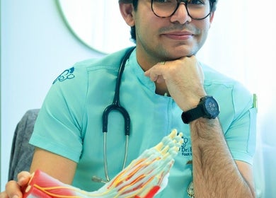 Especialista em pé na Dr. Foot & Ankle, Londres, Inglaterra, GB, demonstrando modelo anatômico.