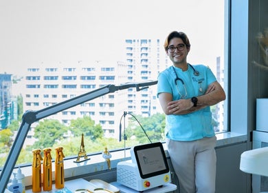Especialista em Dr. Foot & Ankle, Londres, ao lado de janelas com vista panorâmica e equipamentos modernos.