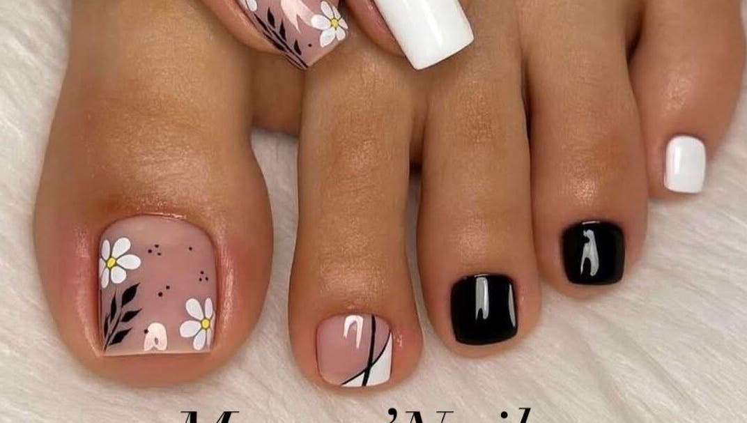 Diseño de uñas con flores en Muzzo’Nails &CompanyBV, El Tablero, Canarias, ES.