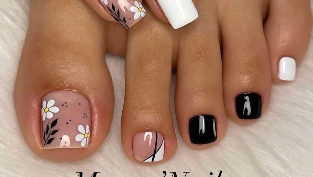 Diseño de uñas con flores en Muzzo’Nails &CompanyBV, El Tablero, Canarias, ES.
