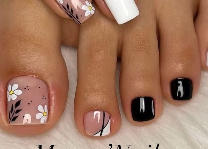 Diseño de uñas con flores en Muzzo’Nails &CompanyBV, El Tablero, Canarias, ES.