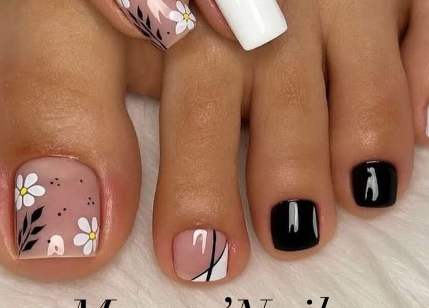 Diseño de uñas con flores en Muzzo’Nails &CompanyBV, El Tablero, Canarias, ES.