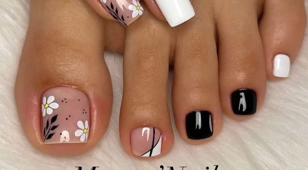Diseño de uñas con flores en Muzzo’Nails &CompanyBV, El Tablero, Canarias, ES.