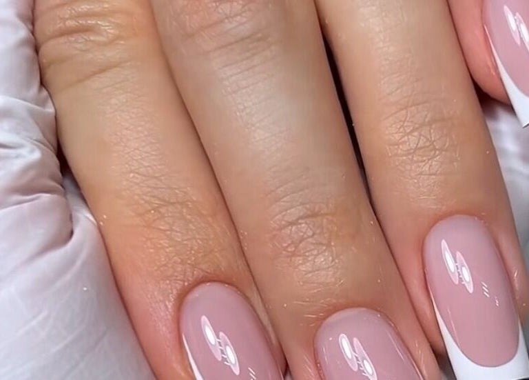 Uñas elegantes con manicura francesa en Muzzo’Nails &CompanyBV, El Tablero, Canarias, ES.