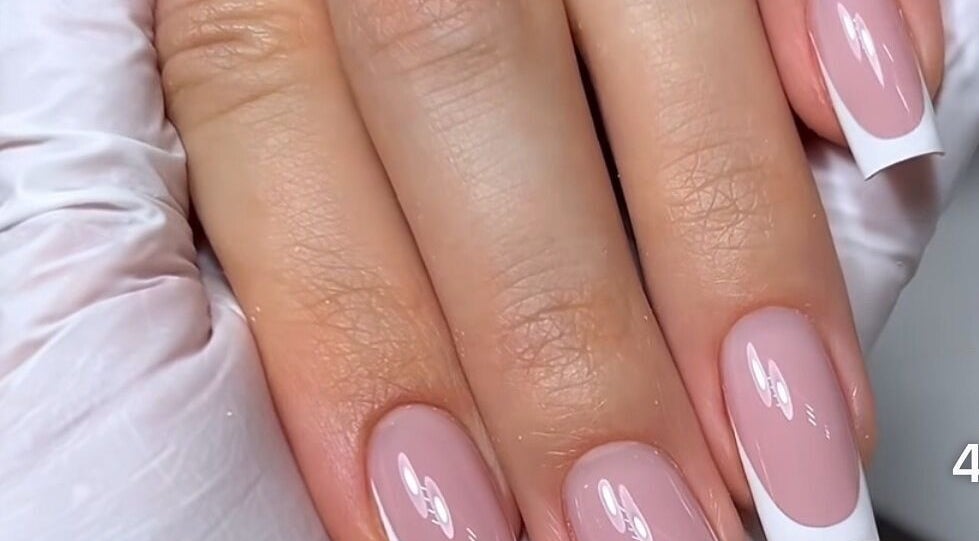 Uñas elegantes con manicura francesa en Muzzo’Nails &CompanyBV, El Tablero, Canarias, ES.