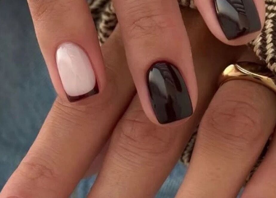 Elegante diseño de uñas en blanco y negro en Muzzo’Nails &CompanyBV, El Tablero, Canarias, ES.