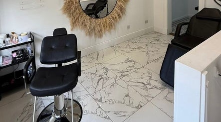 Modern salon chair and round mirror at The Brow & Lash Lab By Elle, Edinburgh, Scotland, GB.
