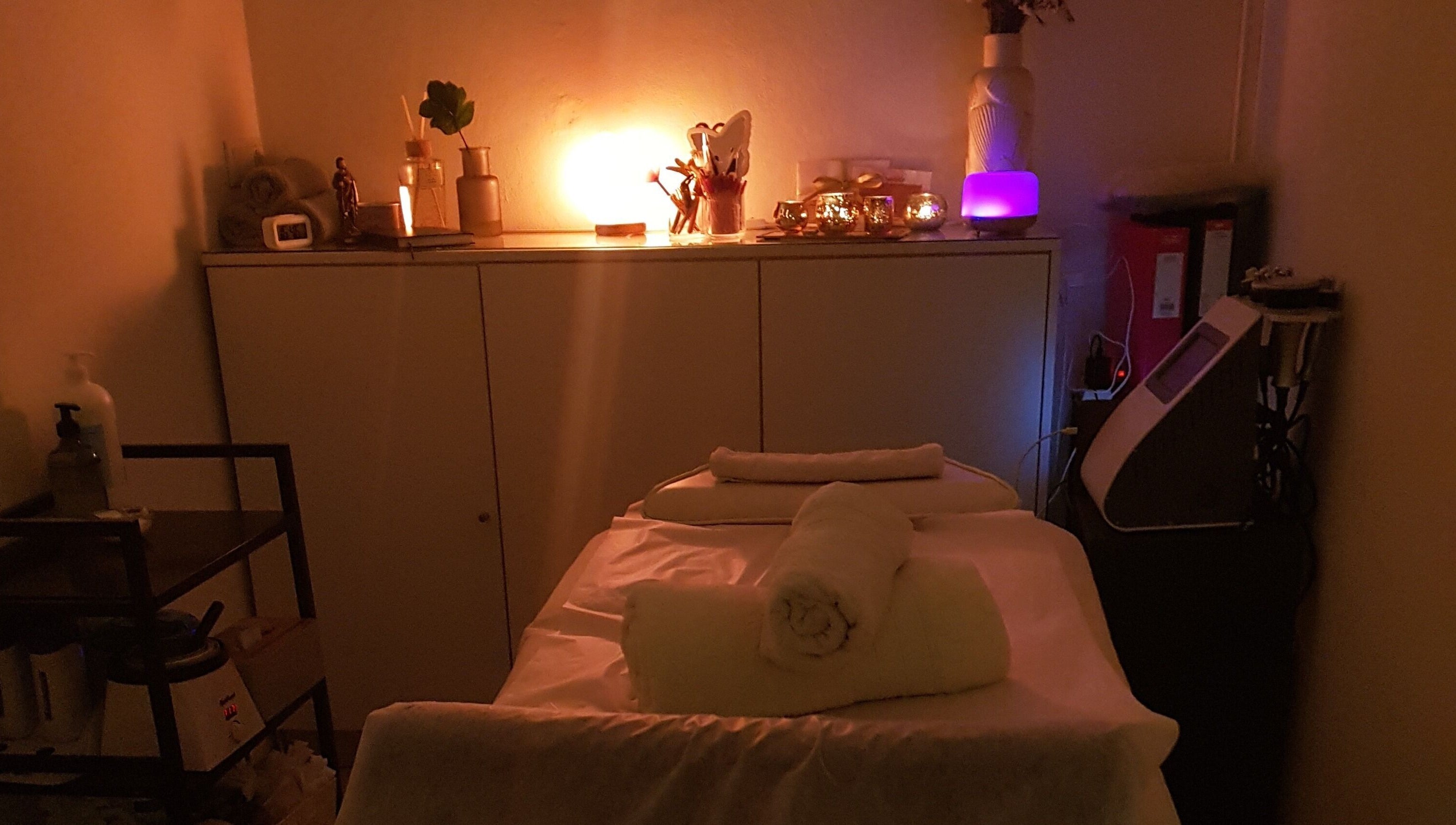 Espaço relaxante do ButterFlySpa em Caldelas, Braga, PT com iluminação suave e mesa de massagem.