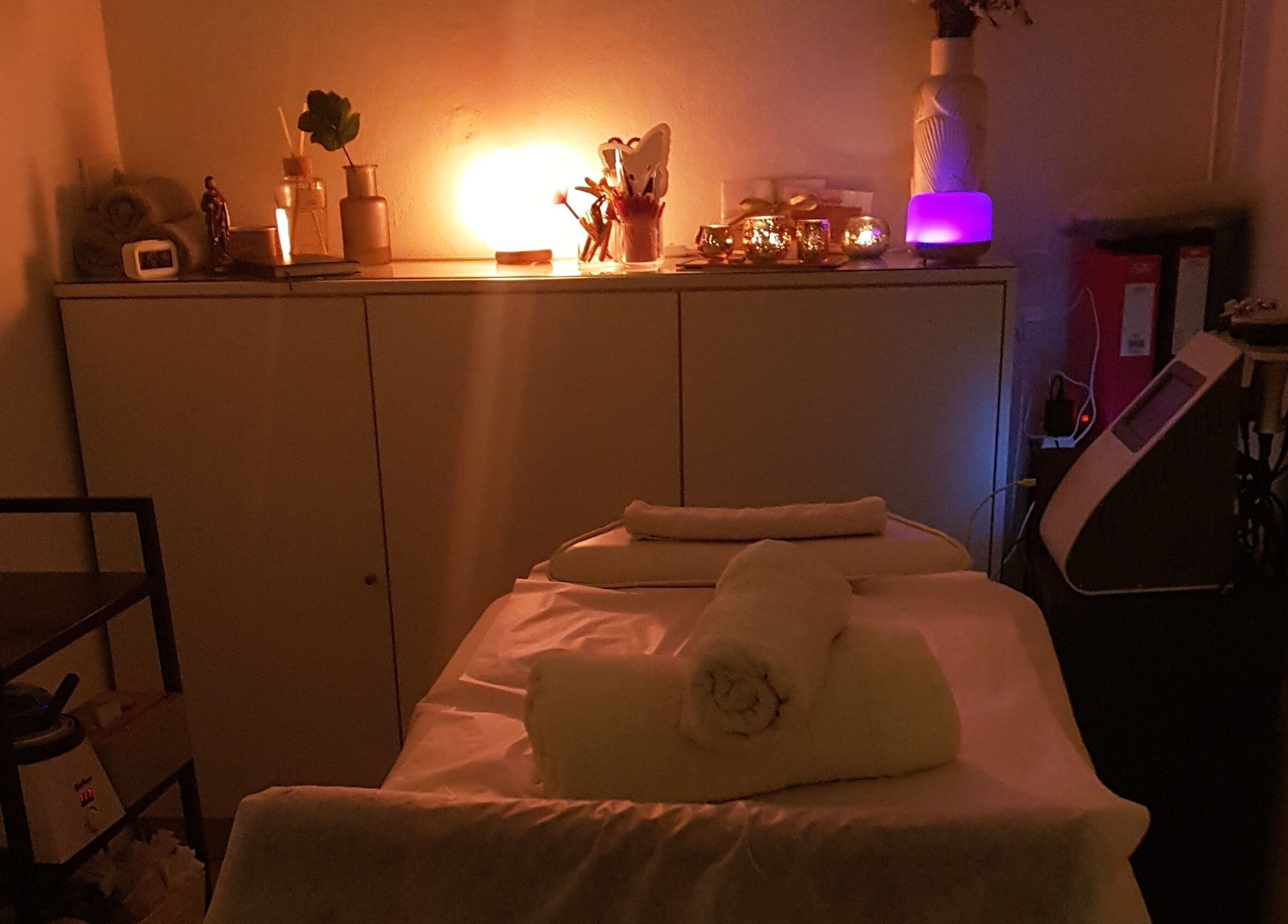 Espaço relaxante do ButterFlySpa em Caldelas, Braga, PT com iluminação suave e mesa de massagem.