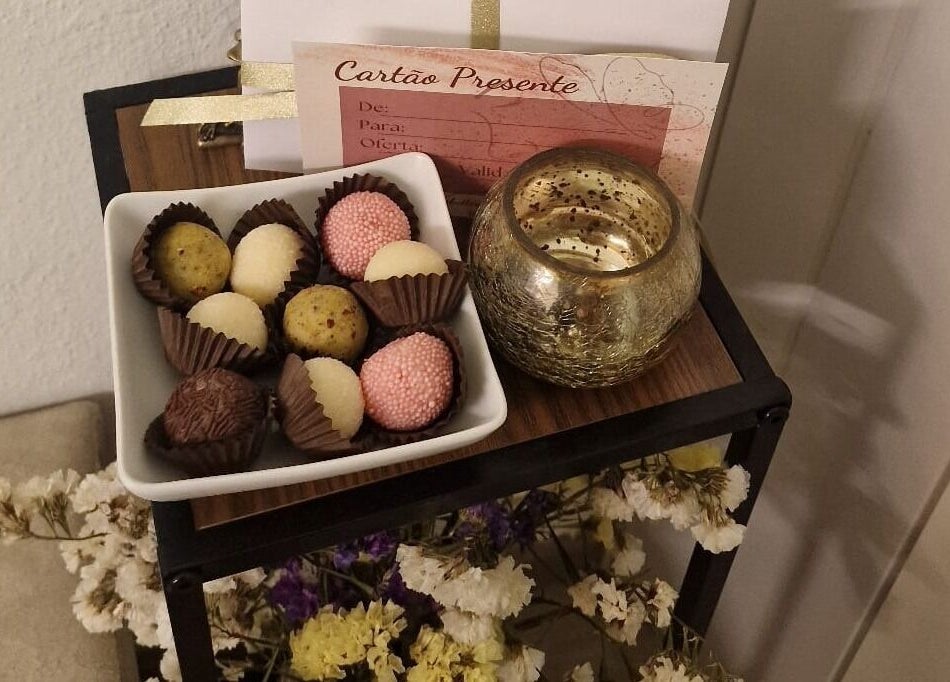 Trufas deliciosas e cartões presente na ButterFlySpa em Caldelas, Braga, PT, criando uma experiência de mimo.