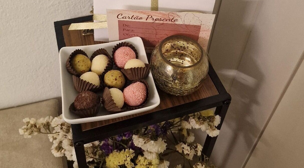 Trufas deliciosas e cartões presente na ButterFlySpa em Caldelas, Braga, PT, criando uma experiência de mimo.