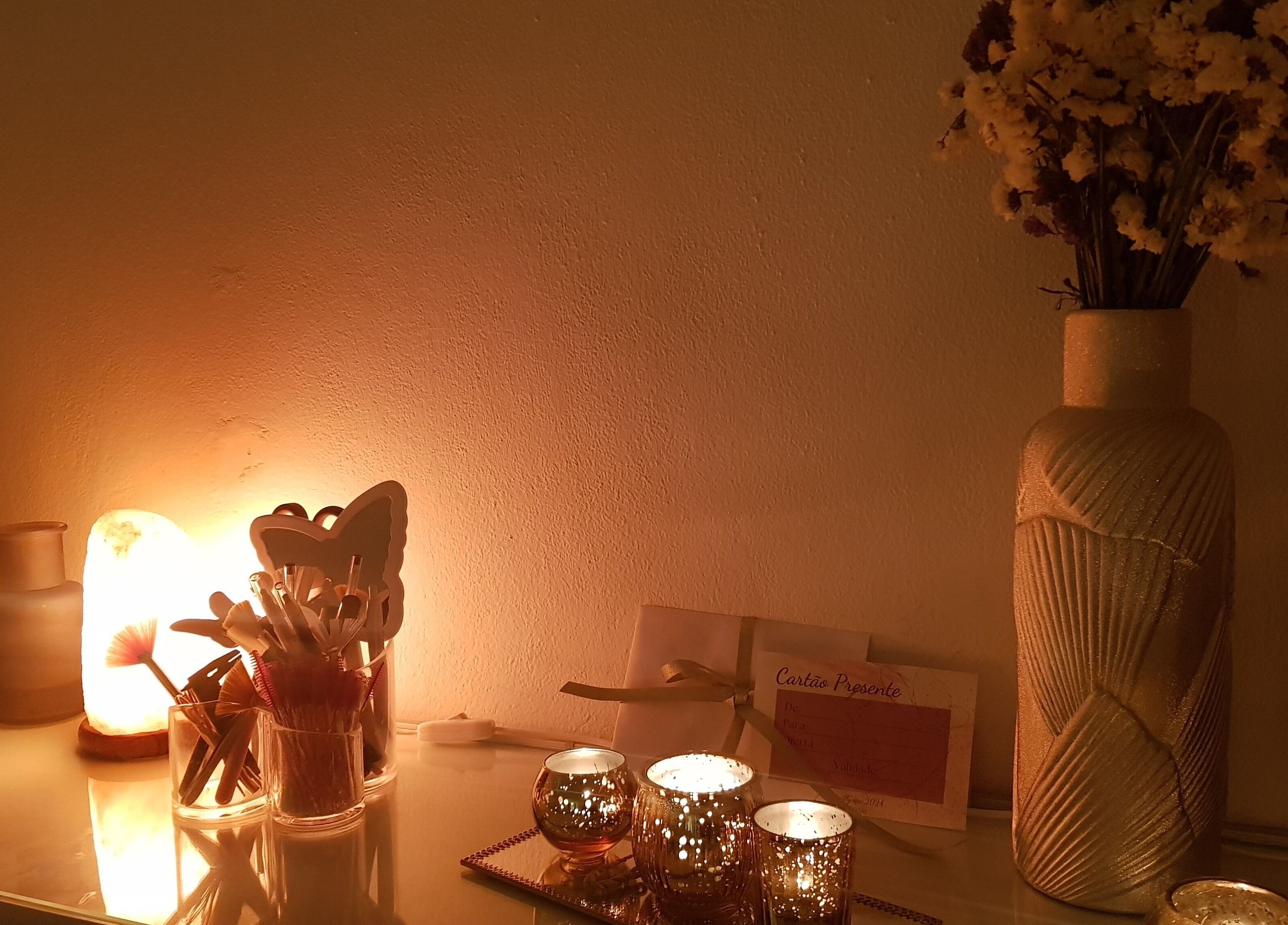 Ambiente acolhedor no ButterFlySpa, Caldelas, Braga, PT, com iluminação suave e elementos decorativos.