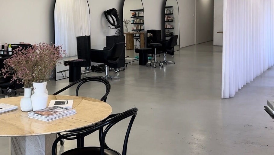 salon.ainsleyrae image 1