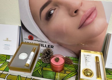 Productos de belleza en Petit Secret Beaute, Madrid, Comunidad De Madrid, ES, mostrados en una mesa con fondo de rostro.