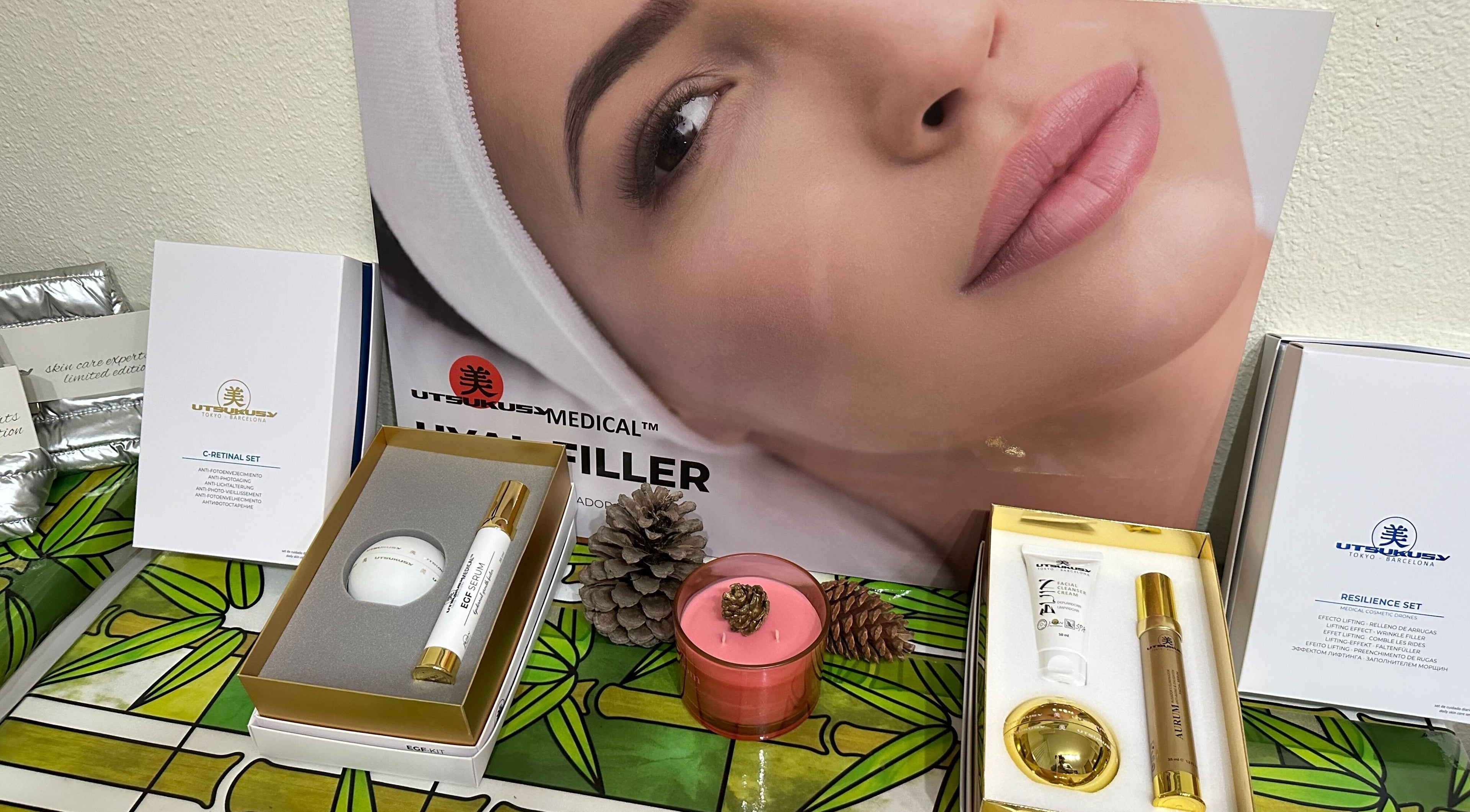 Productos de belleza en Petit Secret Beaute, Madrid, Comunidad De Madrid, ES, mostrados en una mesa con fondo de rostro.