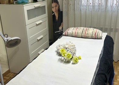 Cabina de tratamiento en Petit Secret Beaute, Madrid, Comunidad De Madrid, ES con decoración floral.