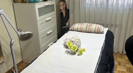 Cabina de tratamiento en Petit Secret Beaute, Madrid, Comunidad De Madrid, ES con decoración floral.