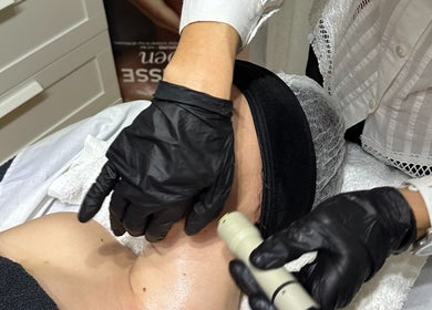 Tratamiento facial en Petit Secret Beaute, Madrid, Comunidad De Madrid, ES, cuidando la piel del rostro.