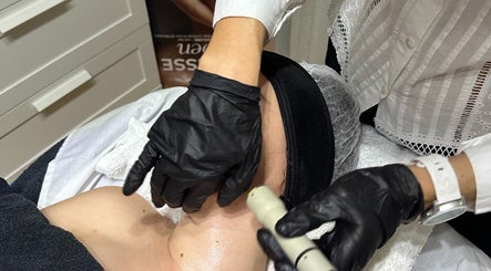 Tratamiento facial en Petit Secret Beaute, Madrid, Comunidad De Madrid, ES, cuidando la piel del rostro.