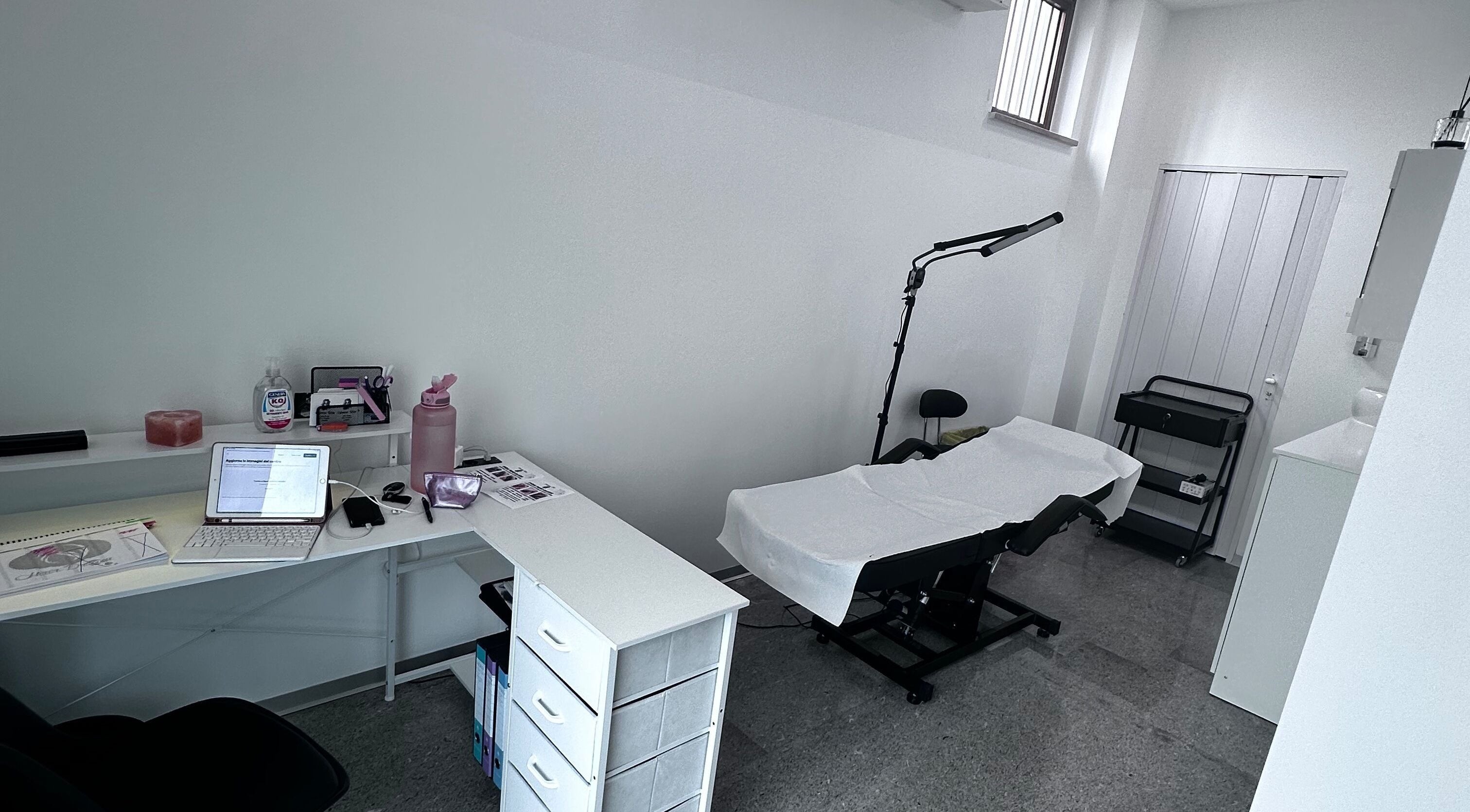 Interno dello studio Calaveras Tattoo a Fagnigola, Friuli-venezia Giulia, IT, con area di lavoro moderna.