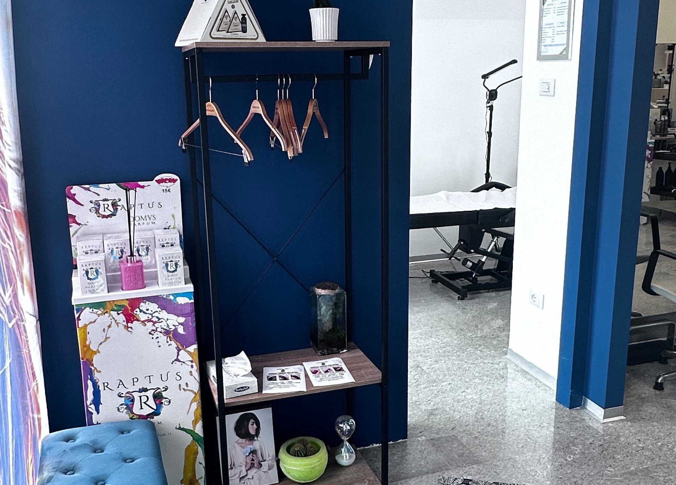 Ingresso elegante di Calaveras Tattoo a Fagnigola, Friuli-venezia Giulia, IT, con design moderno e accogliente.