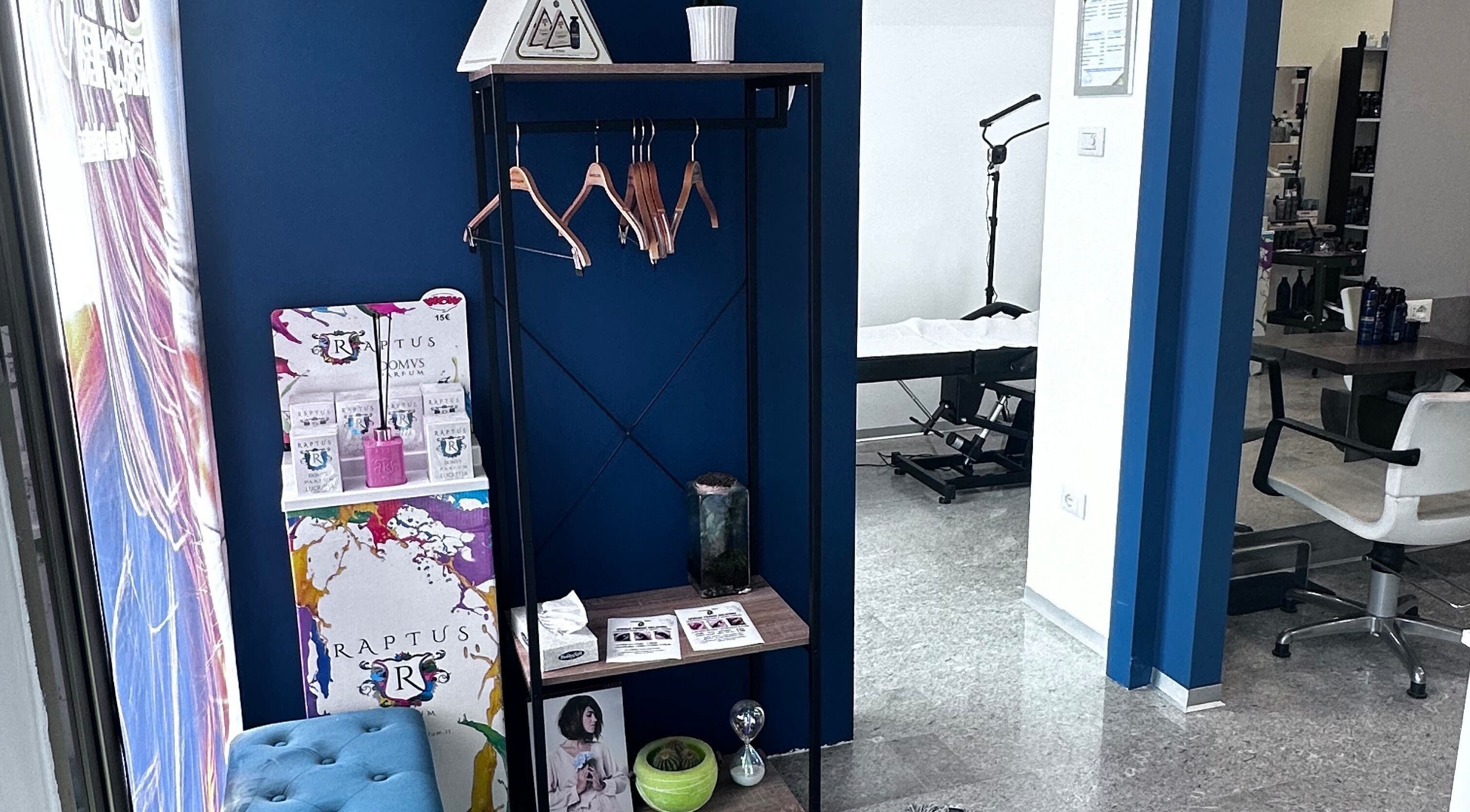 Ingresso elegante di Calaveras Tattoo a Fagnigola, Friuli-venezia Giulia, IT, con design moderno e accogliente.