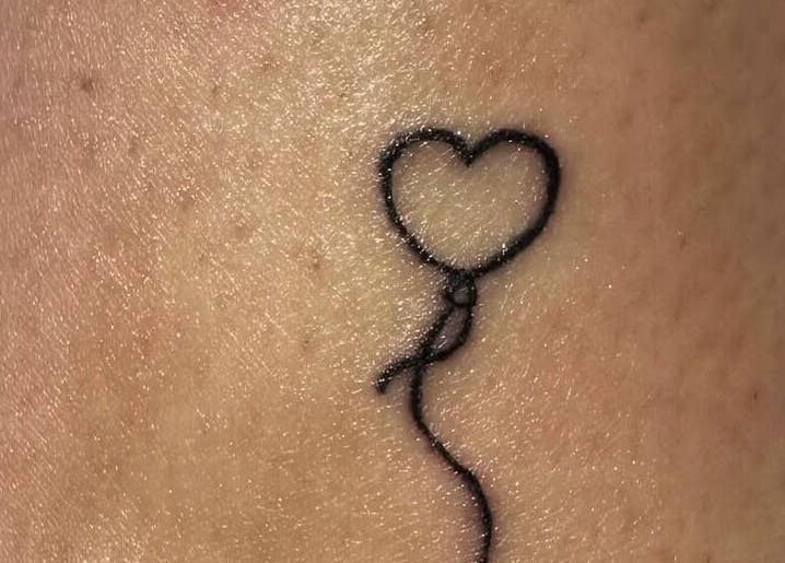 Tatuaggio a forma di palloncino cuore realizzato da Calaveras Tattoo a Fagnigola, Friuli-venezia Giulia, IT.