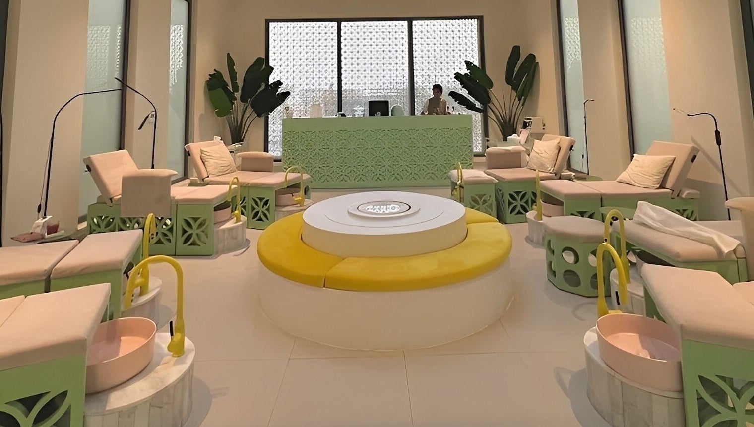 Kynder Salon's elegant spa lounge with plush seating in الرياض, منطقة الرياض, SA.