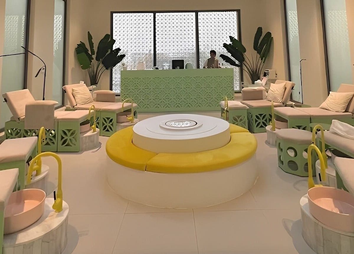 Kynder Salon's elegant spa lounge with plush seating in الرياض, منطقة الرياض, SA.