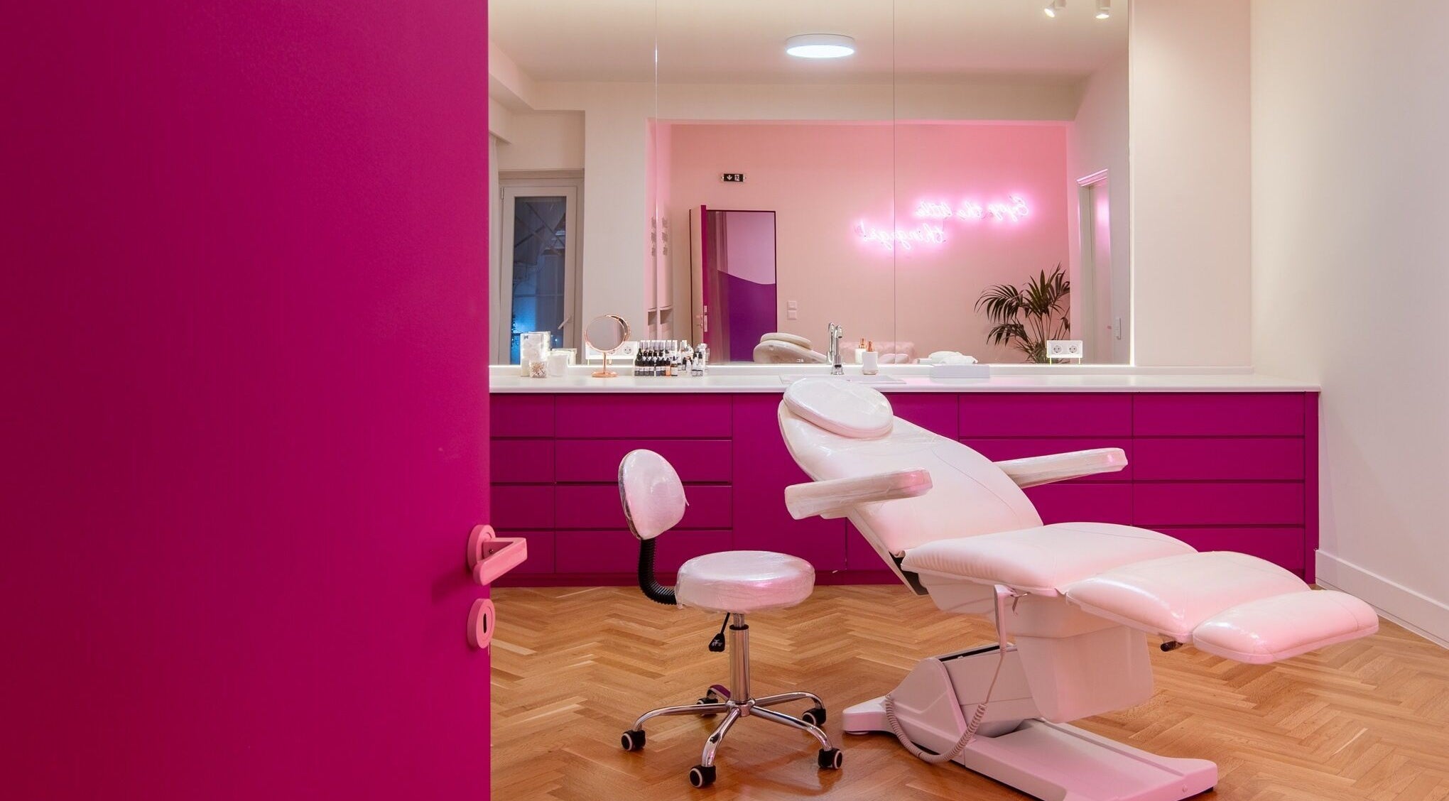 Σαλόνι ομορφιάς με άνετη καρέκλα στο Eres Skin By Katerina Theofilopoulou, Αθήνα, GR.