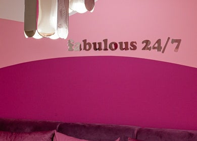 Ροζ τοίχος με διακόσμηση Fabulous 24/7 στο Eres Skin By Katerina Theofilopoulou, Αθήνα, GR.