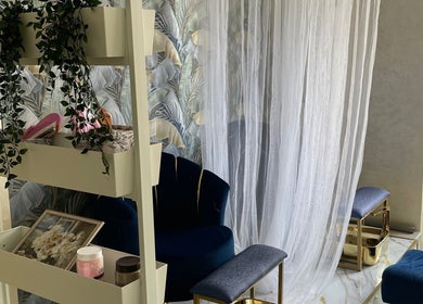 Elegant sitting area at Wellness Palace, Casablanca, featuring lush decor and natural light.