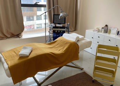 Tranquil wellness treatment room at Wellness Palace, Casablanca, with a bed and modern equipment.